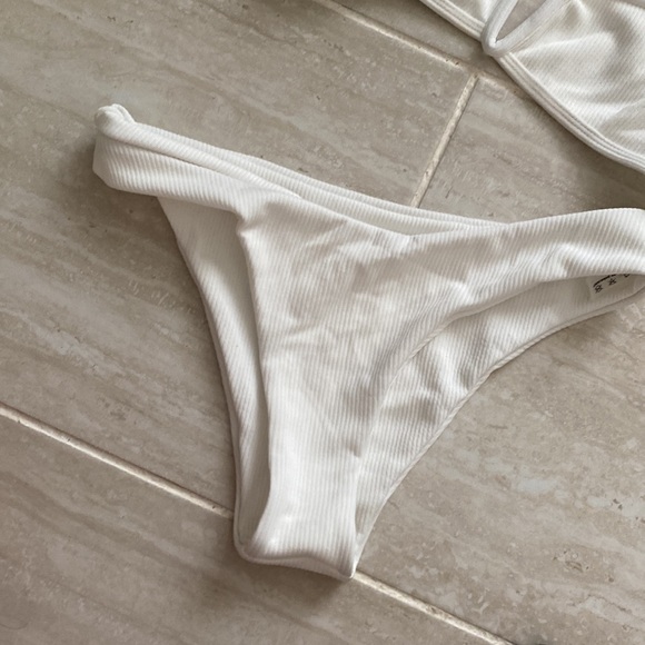 Size small bikini - Picture 3 of 5